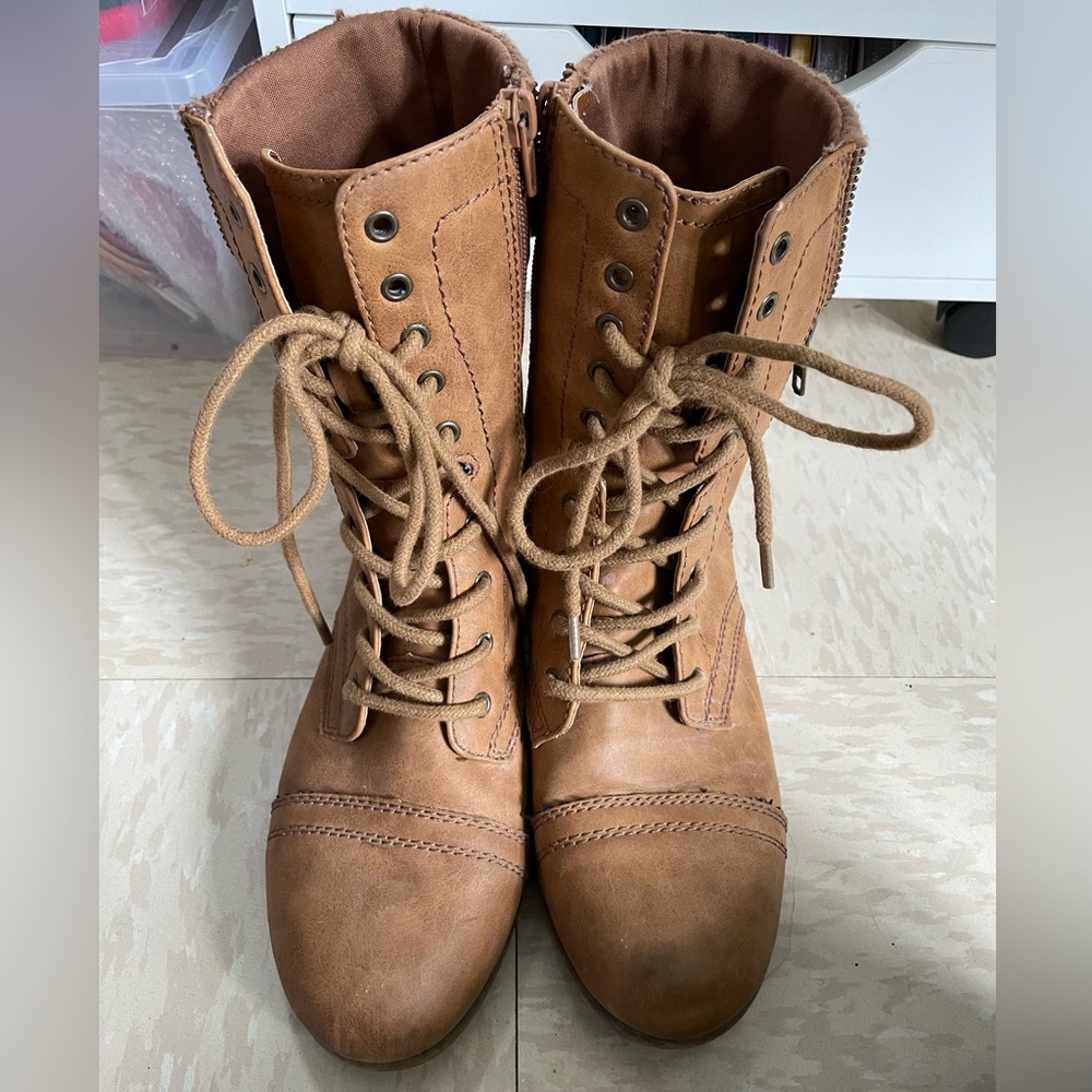 Combat style boots